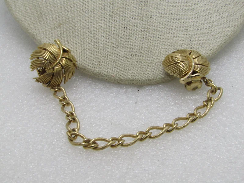 Vintage Trifari Leaf Sweater Clips with Chain, 7", 1960's, Gold Tone Hooded Sweater Collared Sweater Shawl Collar