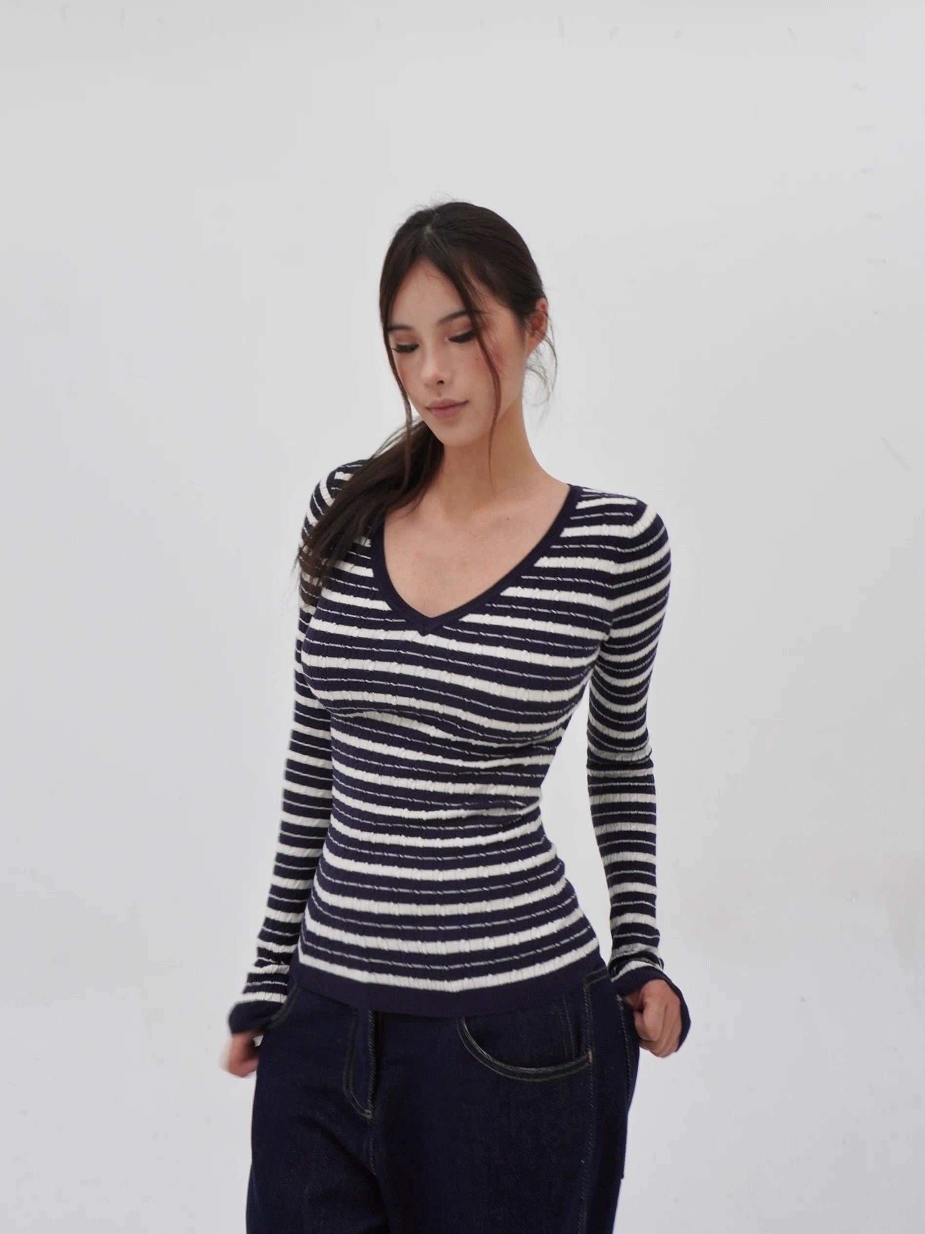 Low V-Neck Slim-Fit Long Sleeve Sweater Long Sweater Short Sweater Cropped Sweater
